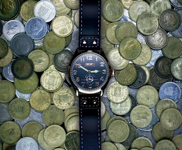 Composición del reloj sobre un fondo de monedas antiguas.