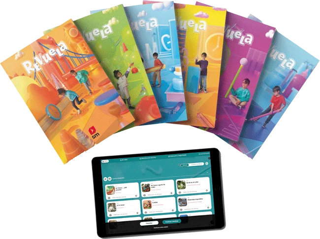 Seis libros de Revuela en abanico, con portadas de colores y niños jugando en escenarios ilustrados, y delante una tablet con la plataforma digital abierta en una unidad de Comunicación.